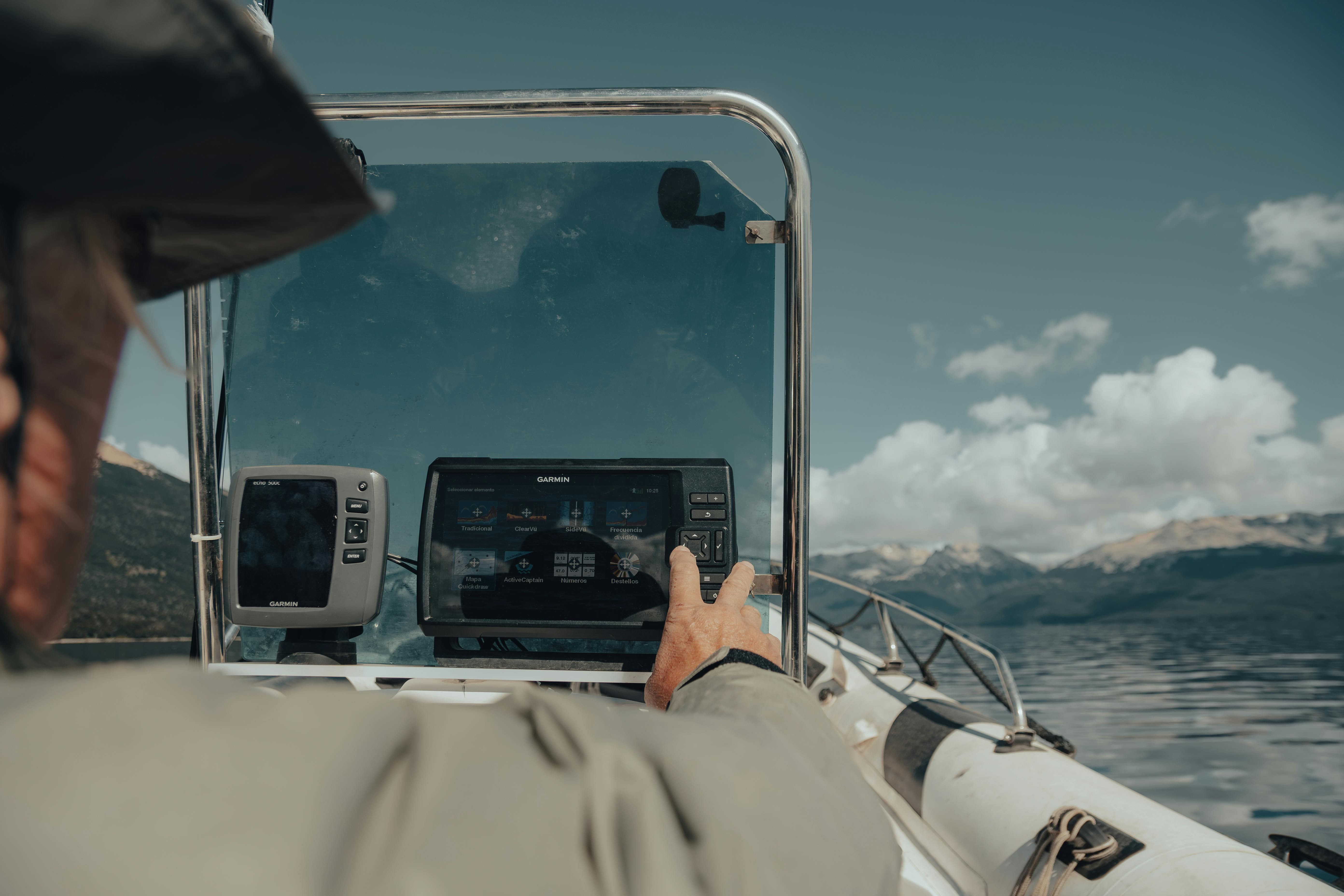 photo d'un sondeur sur un poste de pilotage