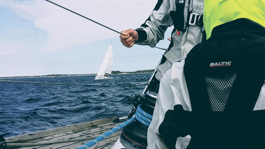 Photo de marins manœuvrant un bateau en régate