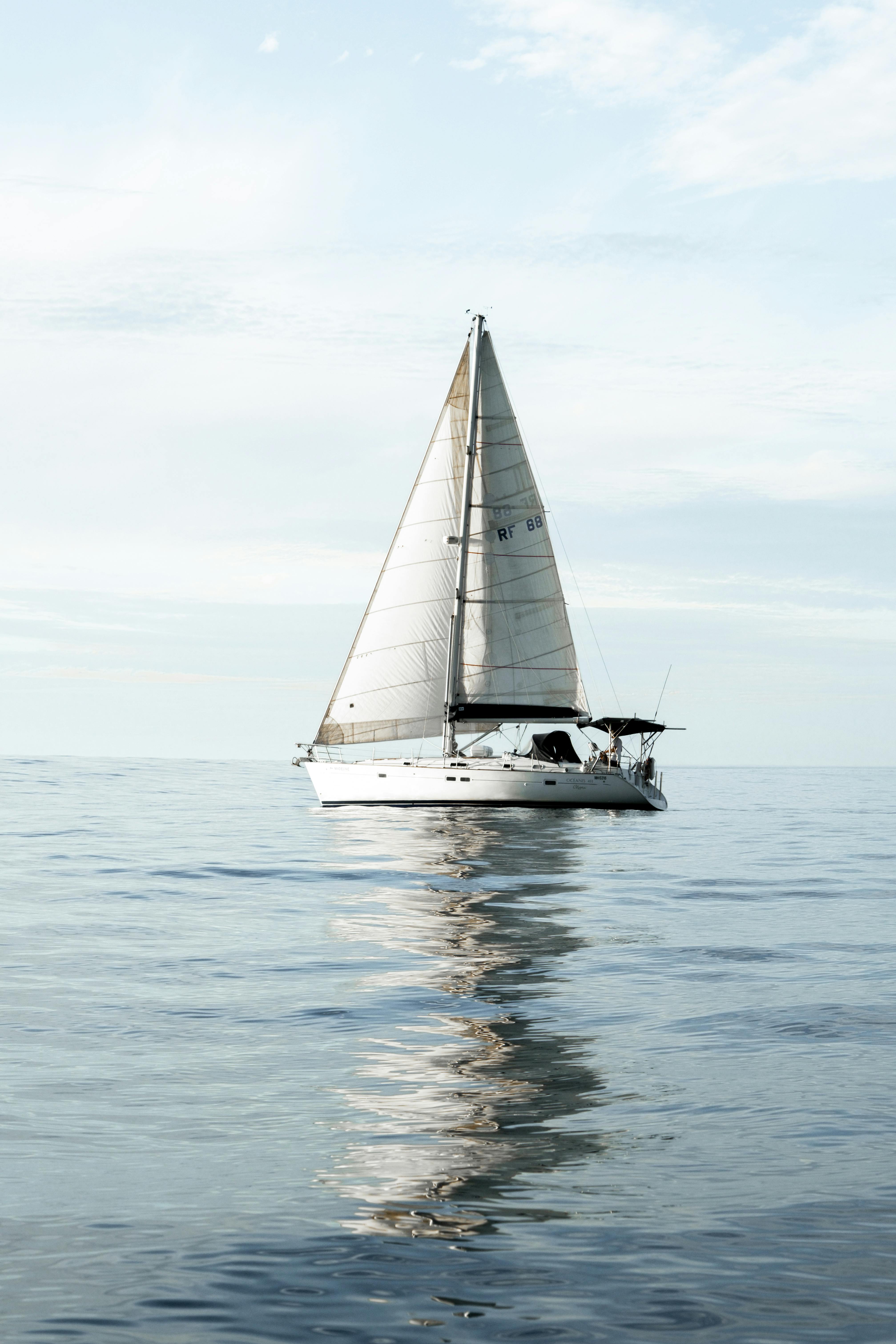 Voilier navigant en mer calme de profil avant achat
