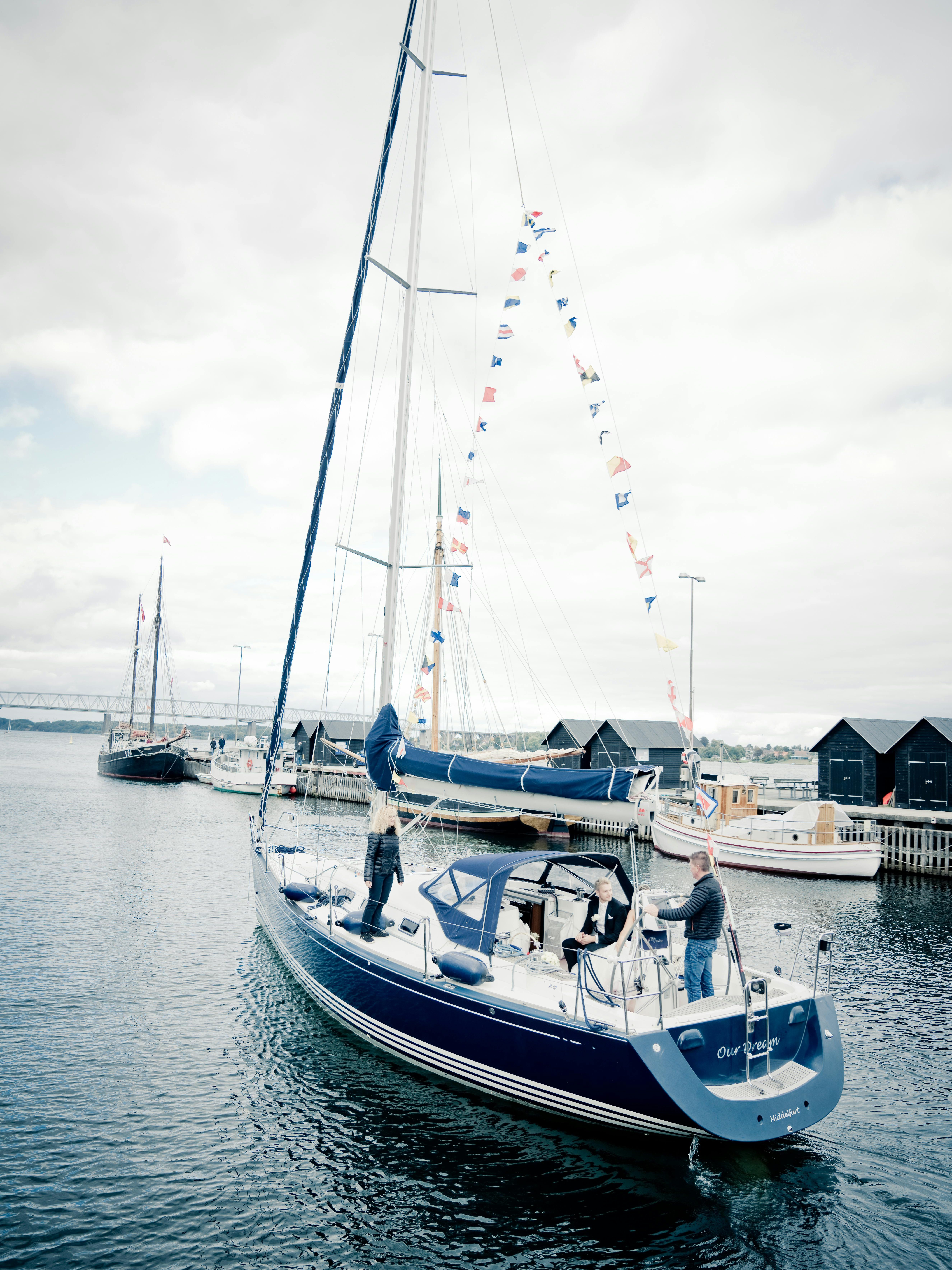 Bateau navigant avec sérénité dans un port